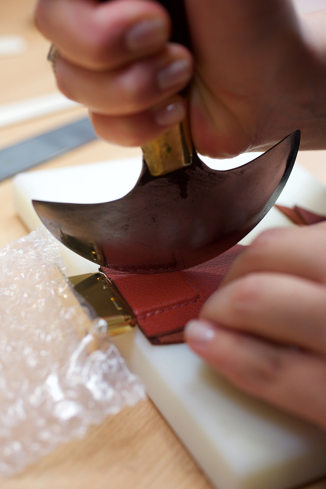 Savoir-faire maroquinier © Alfredo Piola Hermès employeur d'artisans d'excellence